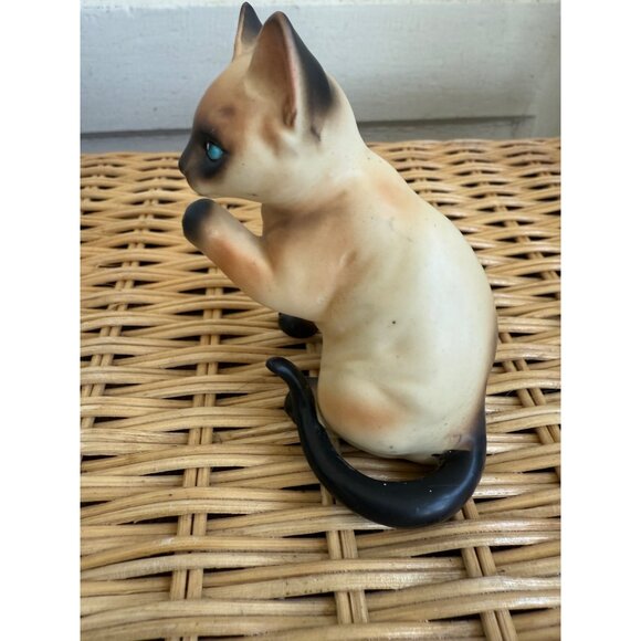 Vintage MCM Lefton Siamese Cat Figurine Cleaning Paw - Picture 4 of 9